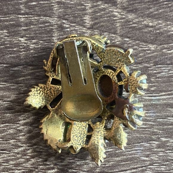 Vintage Gold Tone Un Signed Clip On Earrings - Picture 6 of 9